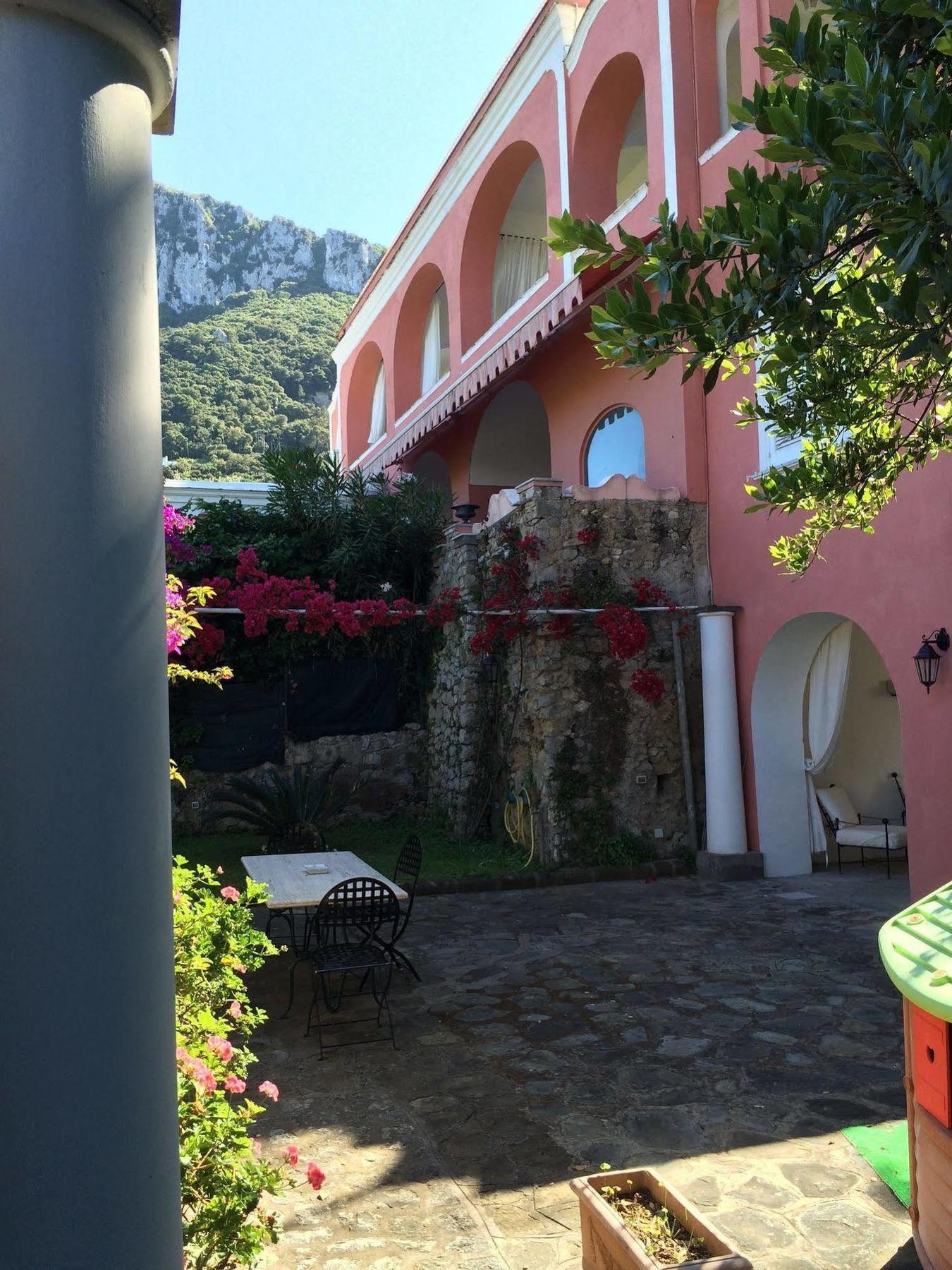 Capri Villa Bismarck Exterior photo